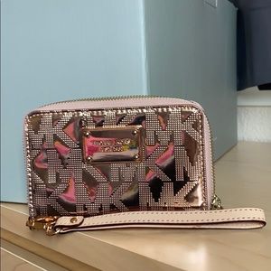 🛑 SOLD🛑 Michael Kors Logo Rose Gold Wristlet